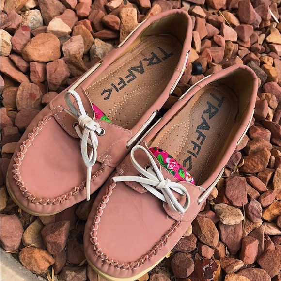 Cute and casual boat shoes - Picture 2 of 3